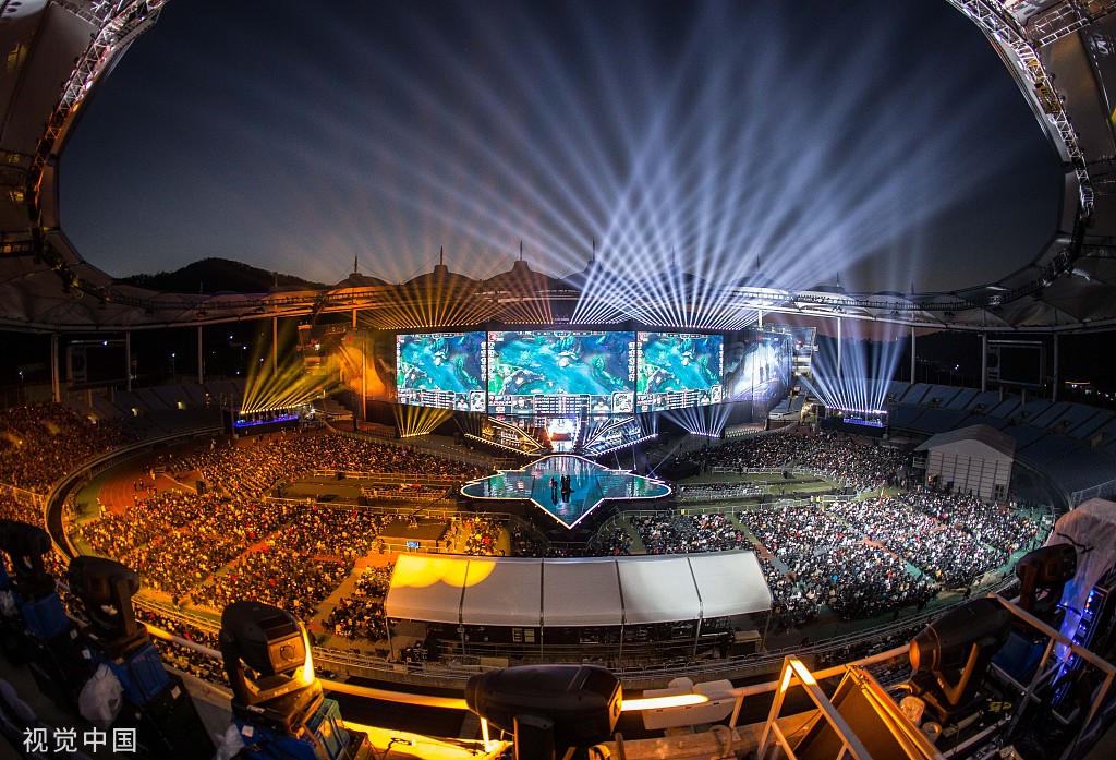 全球总决赛刷新电竞赛事收视纪录,社交媒体话题引爆,电竞商业价值飙升,电竞文化普及加速 全球总决赛刷新电竞赛事收视纪录,社交媒体话题引爆,电竞商业价值飙升,电竞文化普及加速